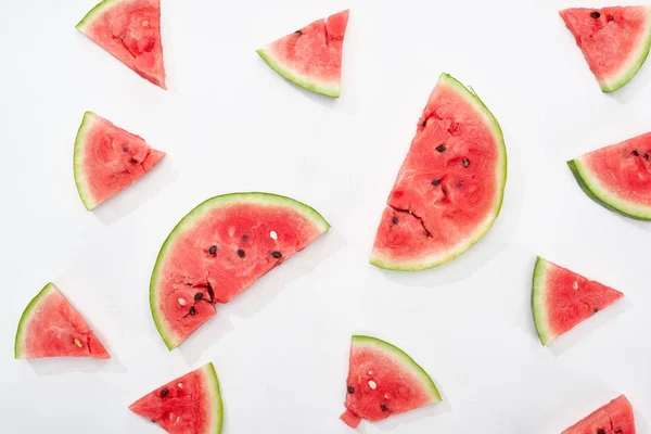 Patrón con deliciosas rebanadas jugosas de sandía sobre fondo blanco - foto de stock