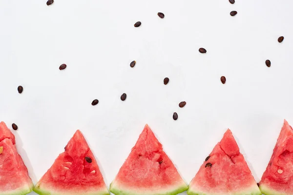 Reihe köstlicher saftiger Wassermelonenscheiben auf weißem Hintergrund — Stockfoto