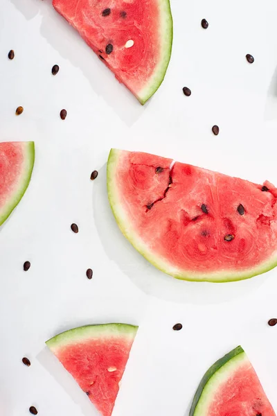 Draufsicht auf köstliche Wassermelonenscheiben mit Samen auf weißem Hintergrund — Stockfoto