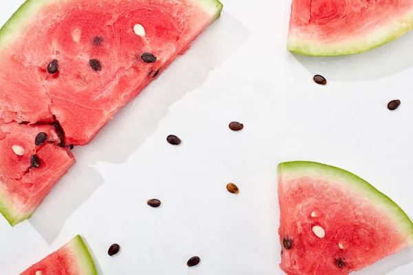 Draufsicht auf saftige Wassermelonenscheiben mit Samen auf weißem Hintergrund — Stockfoto