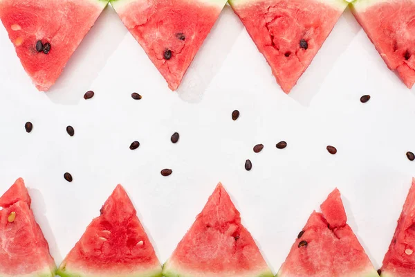 Flache Lage mit köstlichen saftigen Wassermelonenscheiben und Samen auf weißem Hintergrund — Stockfoto