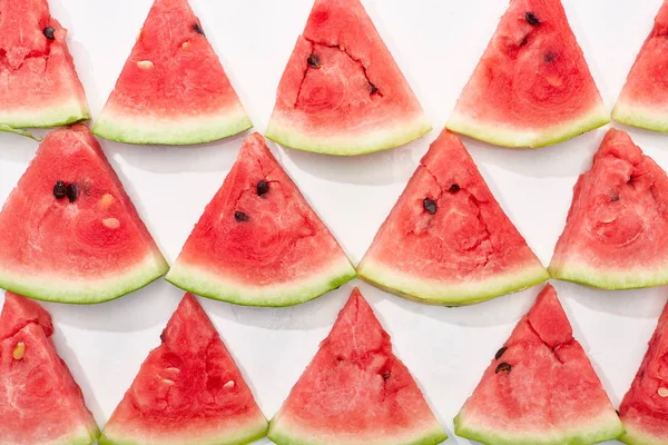 Flache Lage mit saftigen Wassermelonenscheiben auf weißem Hintergrund — Stockfoto