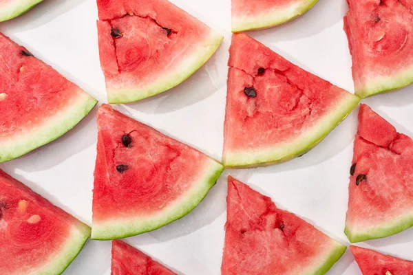 Plat étendu avec de délicieuses tranches de pastèque sur fond blanc — Photo de stock