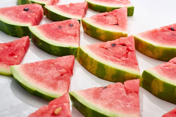 Yacía plana con deliciosas rebanadas jugosas de sandía sobre fondo blanco - foto de stock