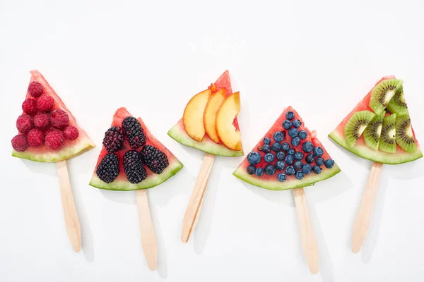 Blick von oben auf köstliche Wassermelonenstäbchen mit saisonalen Beeren und Früchten — Stockfoto