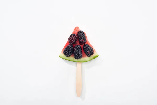 Draufsicht auf köstliche Wassermelonen-Stick mit Brombeeren auf weißem Hintergrund — Stockfoto