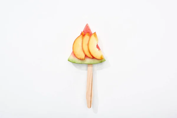 Vue du dessus de délicieuse pastèque sur bâton avec nectarine sur fond blanc — Photo de stock