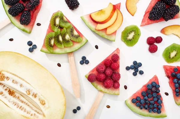 Padrão com deliciosa melancia em paus com frutas e bagas sazonais — Fotografia de Stock
