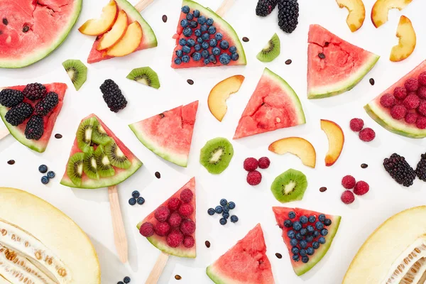 Modèle avec de délicieuses pastèque mûre sur bâtonnets avec des baies et des fruits de saison — Photo de stock