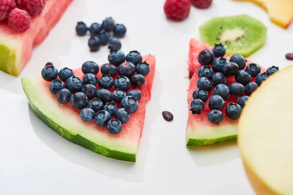 Köstliches Dessert mit Wassermelone und Blaubeeren auf weißem Hintergrund — Stockfoto