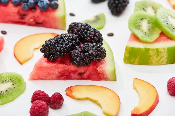 Смачний десерт з кавуном та ягодами на білому тлі — стокове фото