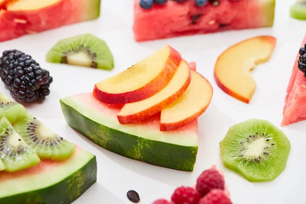 Délicieux dessert avec pastèque, nectarine et baies sur fond blanc — Photo de stock