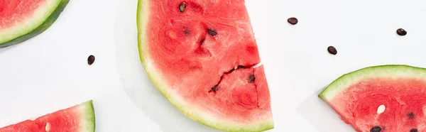 Tiro panorâmico de fatias de melancia fresca com sementes no fundo branco — Fotografia de Stock