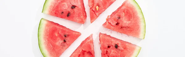 Tiro panorâmico de fatias de melancia orgânica fresca no fundo branco — Fotografia de Stock