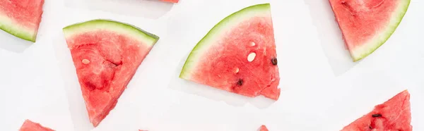 Tiro panorâmico de fatias de melancia suculentas frescas no fundo branco — Fotografia de Stock