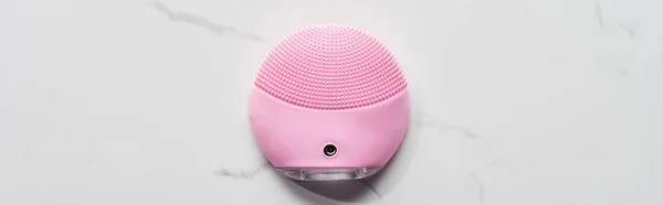 Plan panoramique de brosse nettoyante en silicone rose sur la surface du marbre — Photo de stock