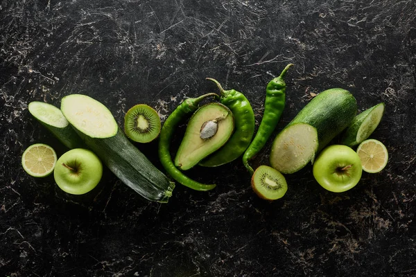 Vue de dessus des pommes, avocats, concombres, kiwis, citrons verts, poivrons et courgettes — Photo de stock