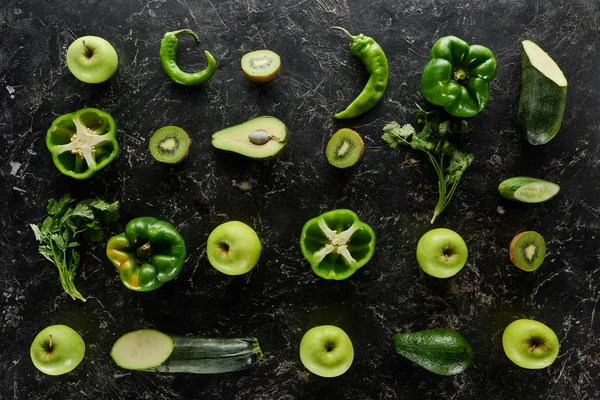 Vue de dessus des pommes, avocats, concombres, kiwis, citrons verts, poivrons et courgettes — Photo de stock