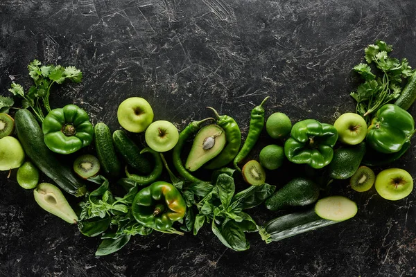 Vista superior de manzanas, aguacates, pepinos, kiwi, limas, pimientos, vegetación y calabacín - foto de stock