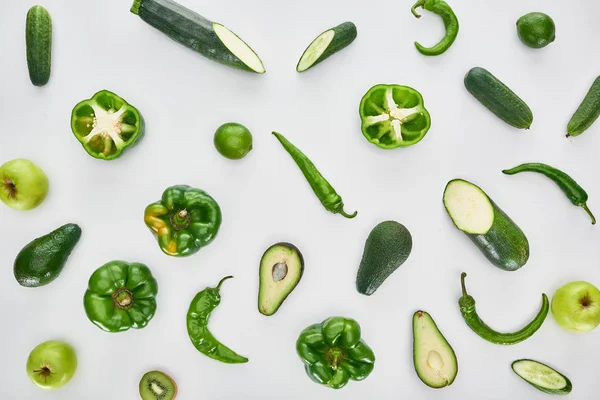 Vue de dessus des pommes, avocats, concombres, citrons verts, poivrons et courgettes — Photo de stock