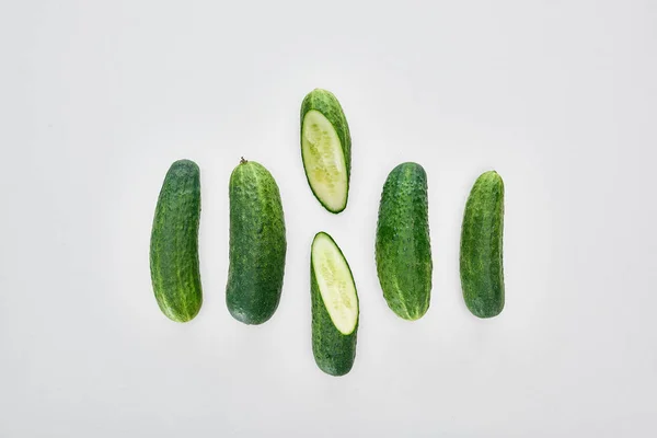 Draufsicht auf frische und grüne Gurken auf weißem Hintergrund — Stockfoto