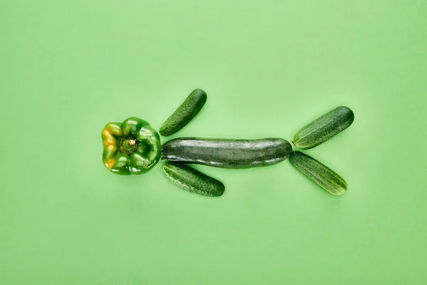 Vue de dessus des concombres frais et entiers, poivre et courgettes — Photo de stock