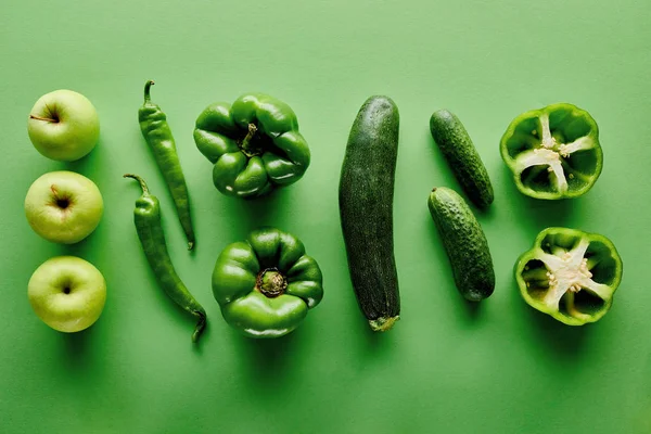 Blick von oben auf frische und grüne Äpfel, Gurken, Paprika und Zucchini — Stockfoto