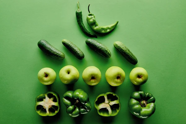 Vista superior de maçãs frescas e orgânicas, pepinos e pimentas — Fotografia de Stock
