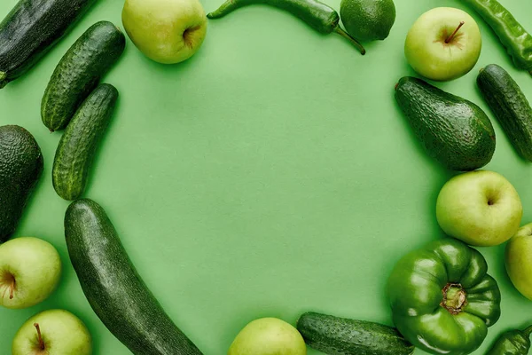 Vue de dessus des pommes, avocats, concombres, lime, poivrons et courgettes — Photo de stock