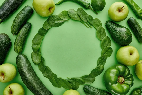 Вид зверху на яблука, авокадо, огірки, лайм, перець, зелень та кабачки — стокове фото