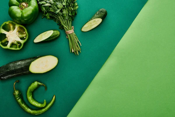 Vista superior de pepinos frescos y verdes, pimientos, vegetación y calabacín - foto de stock