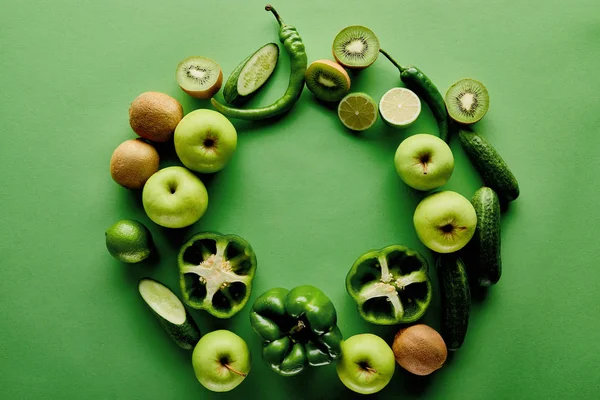 Vista superior de manzanas frescas, pepinos, limas, pimientos y kiwi - foto de stock