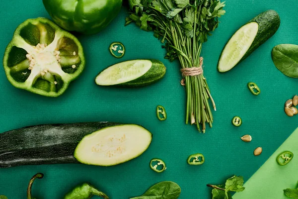 Vue de dessus des concombres, poivrons, graines de citrouille, verdure et courgettes — Photo de stock