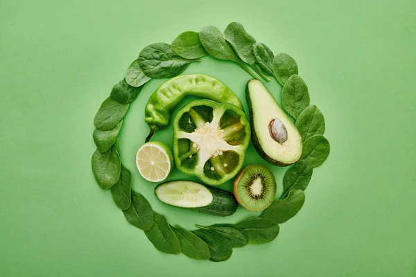 Vue de dessus de l'avocat, concombre, poivrons, kiwi, verdure et citron vert — Photo de stock