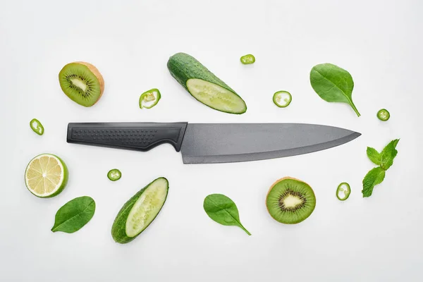 Gurken, Kiwi, Limetten, Paprika, Grün und Messer von oben — Stockfoto