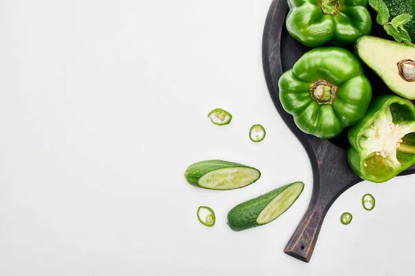 Top view of avocado, peppers, cucumbers and greenery on pizza skillet — Stock Photo