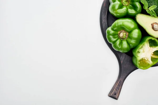 Vista superior de abacate, pimentas e verdura em frigideira de pizza — Fotografia de Stock