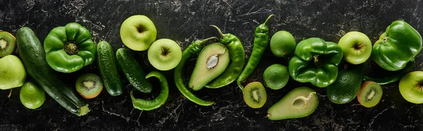 Coup panoramique de pommes fraîches, citrons verts, poivrons, concombres, avocats, kiwis et courgettes — Photo de stock