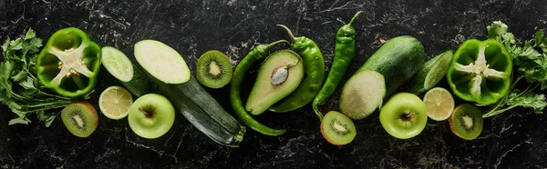 Tiro panorâmico de maçãs frescas, limas, pimentas, pepinos, abacate, vegetação, kiwi e abobrinha — Fotografia de Stock