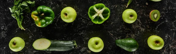 Tiro panorâmico de maçãs frescas, pimentas, abacate, vegetação, quivi e abobrinha — Fotografia de Stock