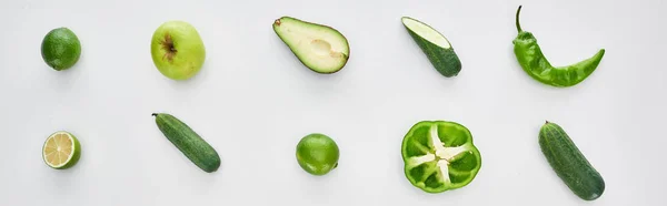 Plano panorámico de manzana fresca y verde, pimientos, limas, pepinos y aguacate — Stock Photo