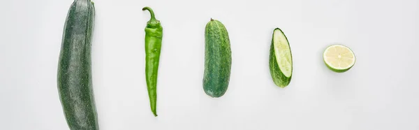 Panoramablick auf frische Limetten, Pfeffer, geschnittene Gurken und Zucchini — Stockfoto