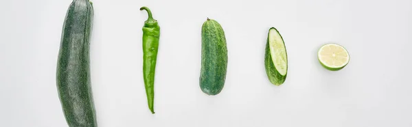 Plano panorámico de lima fresca, pimienta, pepinos cortados y calabacín — Stock Photo