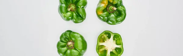 Tiro panorâmico de pimentas frescas e verdes no fundo branco — Fotografia de Stock