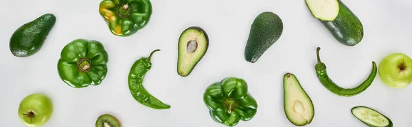 Tiro panorâmico de pimentas, pepino, maçãs, abobrinha e abacates — Fotografia de Stock