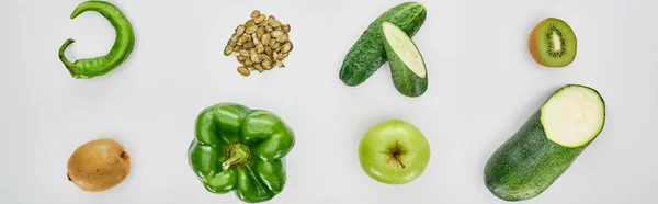 Panoramaaufnahme von Kiwi, Paprika, Kürbiskernen, Gurken, Zucchini und Äpfeln — Stockfoto