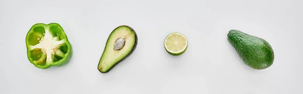 Панорамный снимок свежего и зеленого перца, лайма и авокадо — стоковое фото