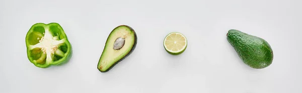 Colpo panoramico di pepe fresco e verde, lime e avocado — Foto stock