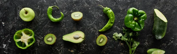 Plano panorámico de pimientos, kiwi, manzana, verdor y aguacate — Stock Photo