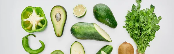 Panoramaaufnahme von Paprika, Gurke, Zucchini, Kiwi, Limette, Grün und Avocados — Stockfoto